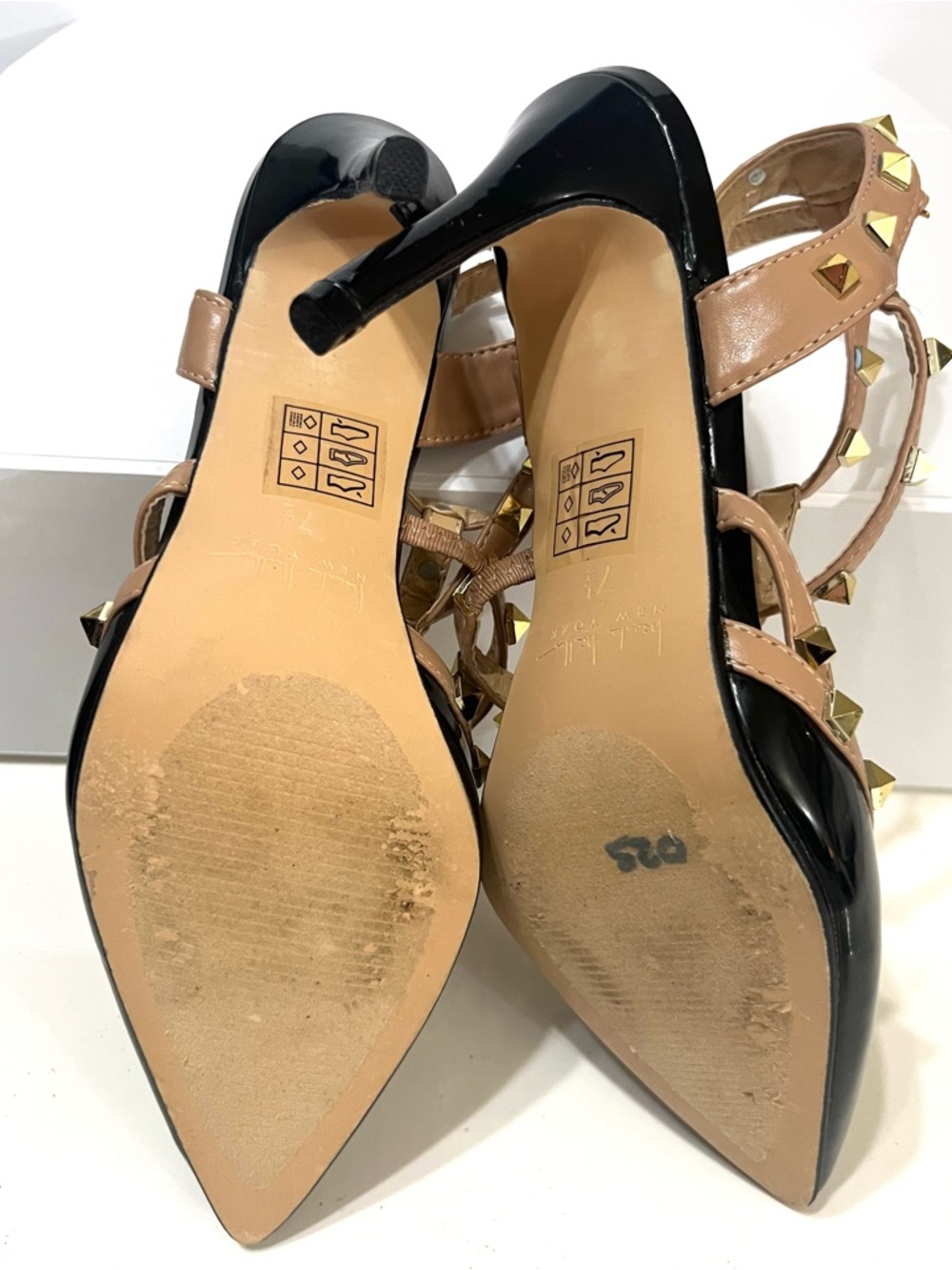 Nicole Miller Jazy Black Nude Patent Leather T-strap Heels Gold Studded 7.5 - Picture 6 of 6